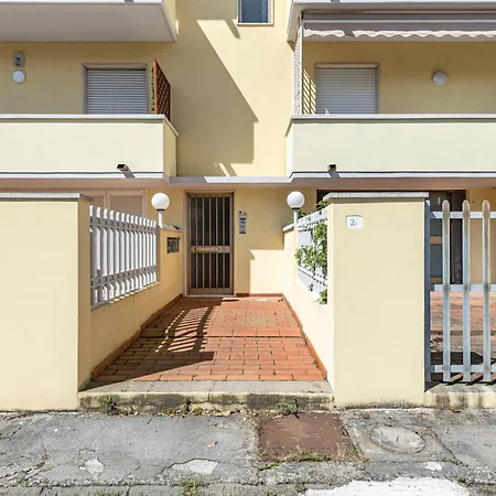 Comfy With Private Parking Near The Beach! 维亚雷焦